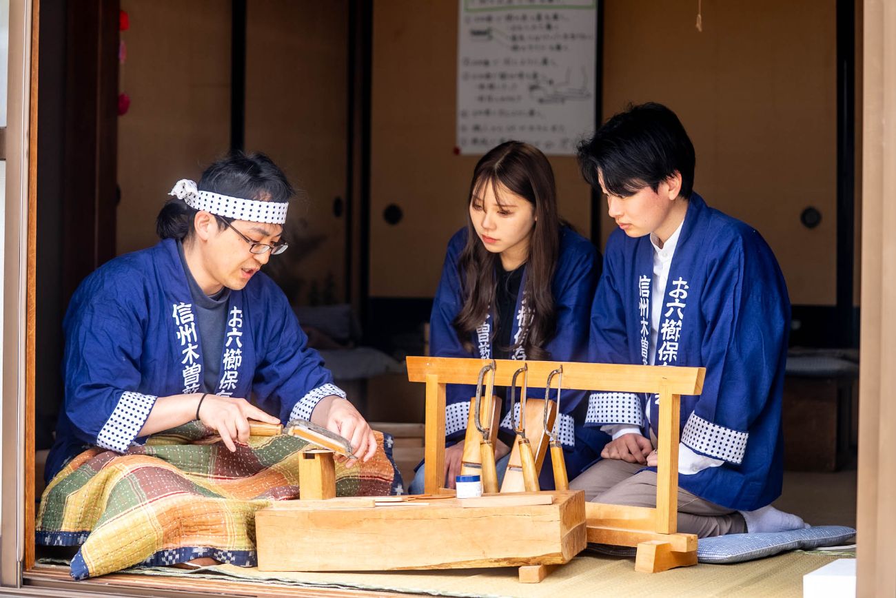 木曽お六櫛の磨き体験｜木祖村