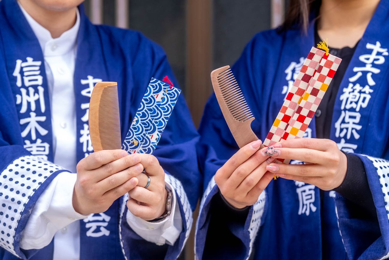 木曽お六櫛の磨き体験｜木祖村
