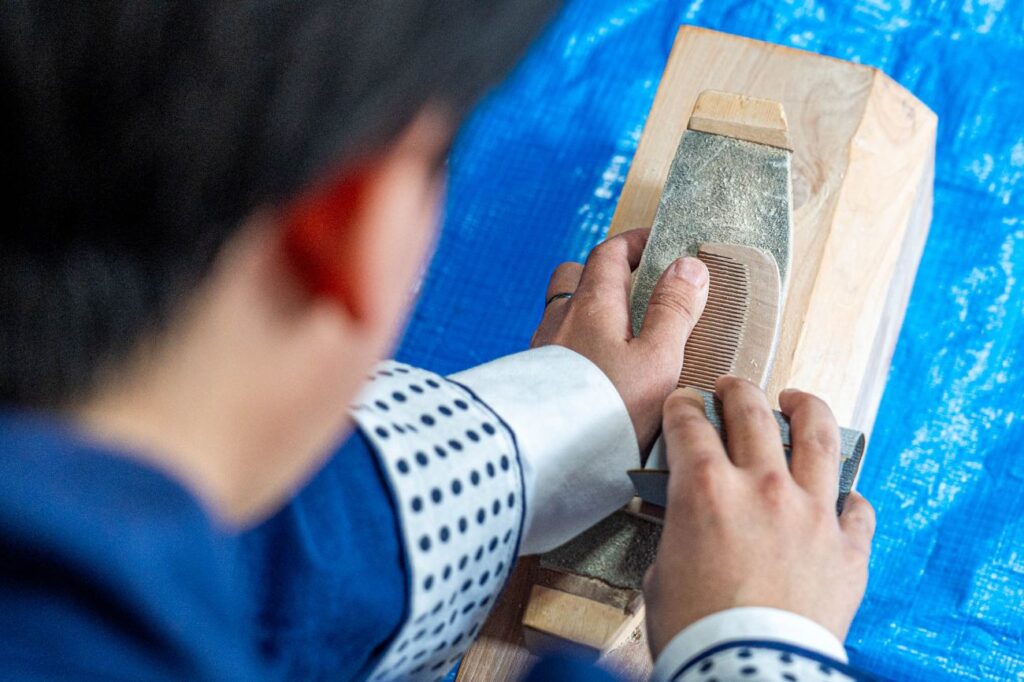 木曽お六櫛の磨き体験｜木祖村